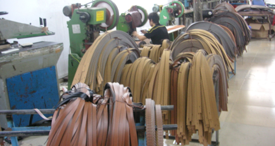 找真皮皮帶專用皮革膠水，就用多正皮革膠水。2